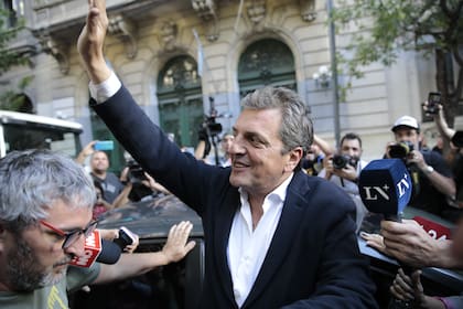 Sergio Massa sale del Colegio Pellegrini luego del acto junto a alumnos de dicha institución