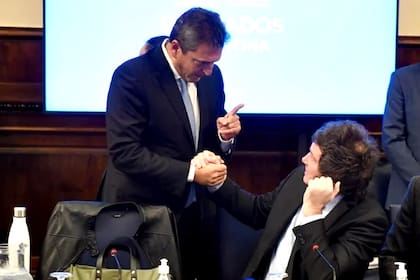 Sergio Massa saluda a Javier Milei, en el Congreso