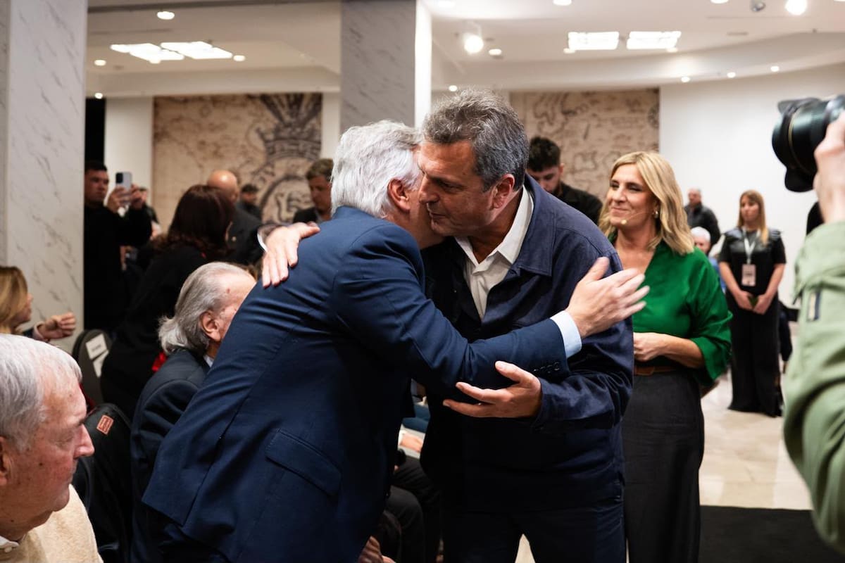 Sergio Massa saluda a Martín Llaryora, el gobernador de Córdoba, en el homenaje a José Manuel de la Sota