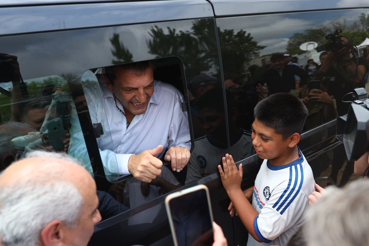 Sergio Massa saluda a seguidores después de votar