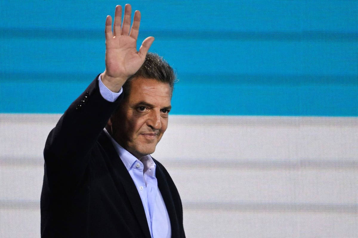 Sergio Massa saluda a sus partidarios después de conocer los resultados de la segunda vuelta de las elecciones presidenciales