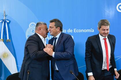 Sergio Massa se saluda con el presidente de la AFA, Claudio Tapia. A su lado, el ministro de Turismo, Matías Lammens.