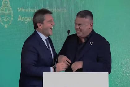 Sergio Massa y Chiqui Tapia durante el acto en Escobar