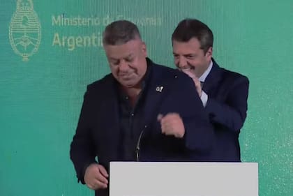 Sergio Massa y Chiqui Tapia durante el acto en Escobar