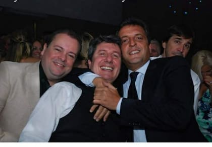 Sergio Massa y Diego Guerra. Atrás aparece Javier Faroni y su mujer.
