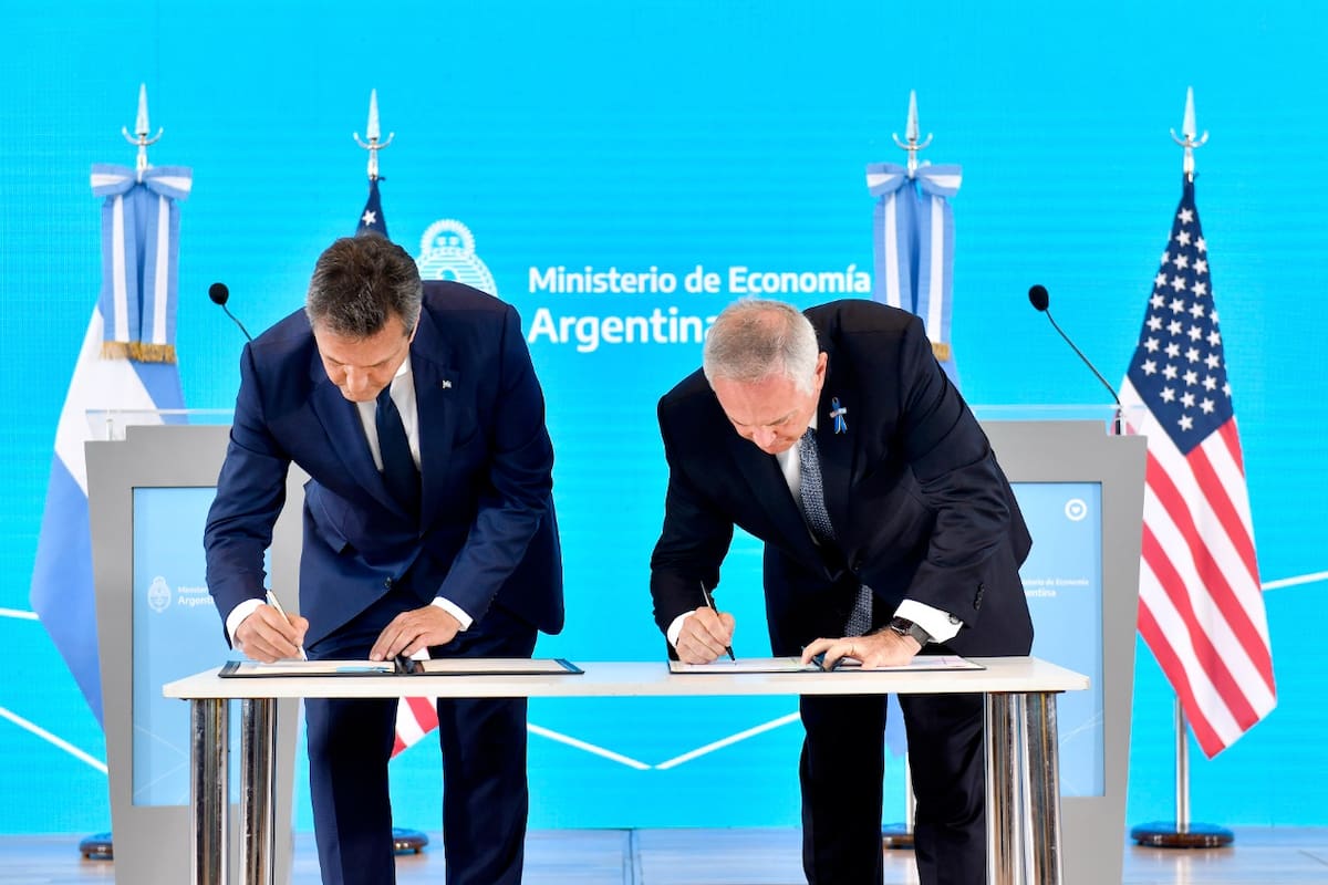 Sergio Massa y el embajador de los Estados Unidos, Marc Stanley, en la firma del acuerdo de intercambio de información en materia tributaria