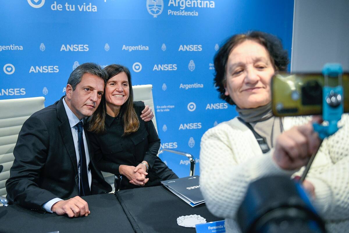 Sergio Massa y Fernanda Raverta durante el anuncio para jubilados
