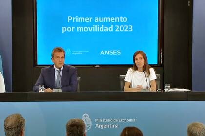 Sergio Massa y Fernanda Raverta, durante el anuncio que se trasmitió esta tarde