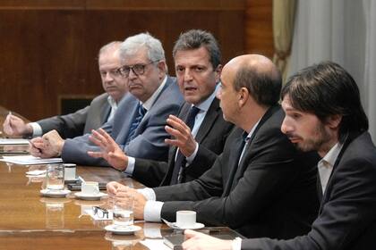 Sergio Massa y Gabriel Rubinstein (a su derecha), con parte del equipo económico al anunciar el canje de deuda, el 6 de marzo