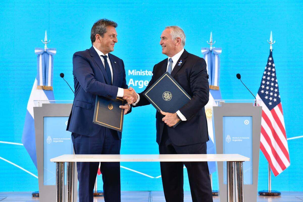 Sergio Massa y Marc Stanley, durante la firma del acuerdo