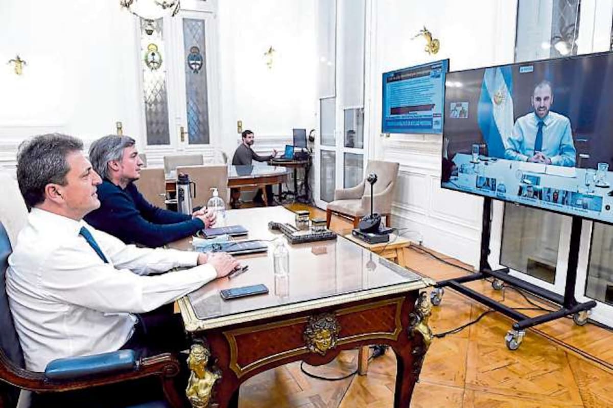 Sergio Massa y Máximo Kirchner, ayer, con el ministro Martín Guzmán