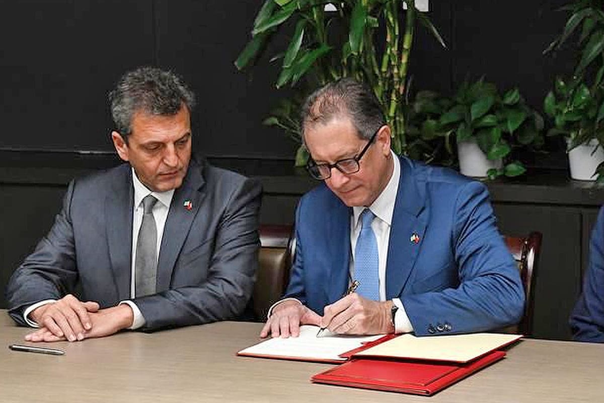 Sergio Massa y Miguel Pesce firman el nuevo acuerdo por el swap