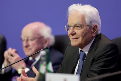 Sergio Mattarella, presidente de Italia, a la derecha, se dirige a los periodistas al término de la reunión del Grupo Arraiolos en Oporto, Portugal, el 6 de octubre de 2023
