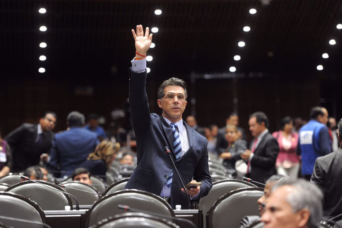 Sergio Mayer durante su participación en La Casa de los Famosos México, donde confesó que vivió como ilegal en Estados Unidos y fue deportado junto a su familia. Foto: Instagram @sergiomayerdiputado