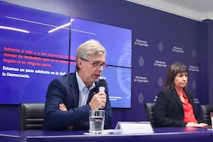Sergio Neiffert, jefe de la SIDE, durante una presentación de una operación contra el terrorismo, junto a Patricia Bullrich, en 2024
