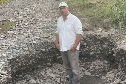 Sergio Parra, productor agropecuario de Cerrillos, Salta, en un enorme agujero de un camino rural
