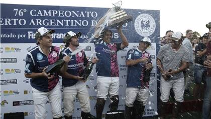 Sergio Pedretti, Facundo Taberna, Ariel Tapia, Nicolás Taberna y Sergio Alberti, campeones