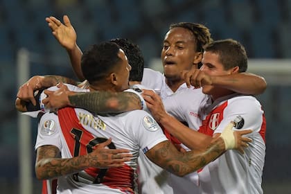 Sergio Peña festeja la apertura del marcador durante el partido de Copa América 2021 que disputaron Perú y Colombia