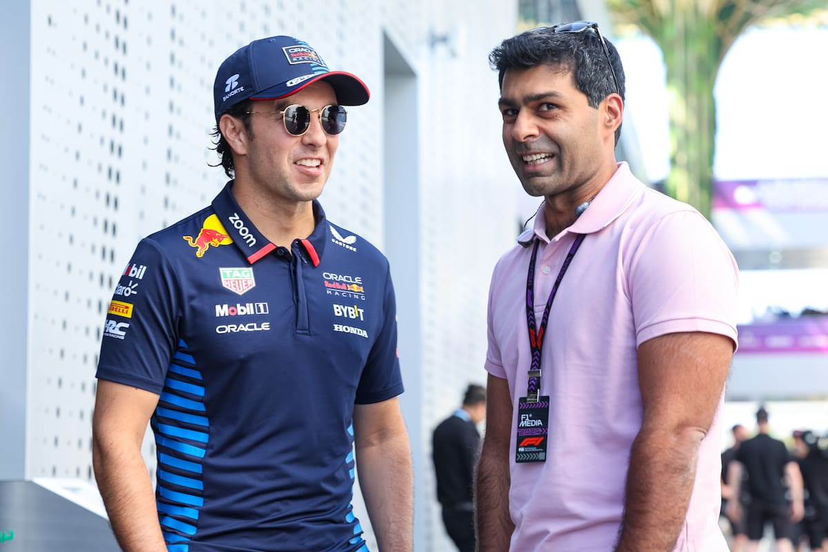 Sergio Perez junto con Karun Chandhok, el expiloto indio que considera que Colapinto no está preparado todavía para quedarse con la butaca de Checo Pérez