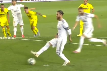 Sergio Ramos apenas toca la pelota. Detrás suyo, el francés Karim Benzema se apresta a rematar al gol. La ejecución del penal fue invalidada por invasión conjunta de jugadores de Real Madrid y Villarreal.