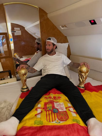 Sergio Ramos con los trofeos dorados del Mundial, en su regreso a España