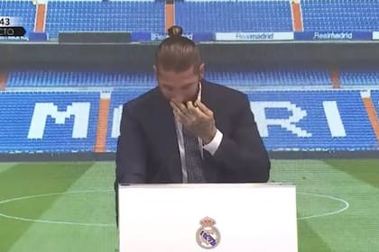 Sergio Ramos deja escapar lágrimas durante la despedida del club; más tarde, se mostró muy severo por la forma en la que Real Madrid manejó las negociaciones