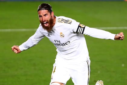 Sergio Ramos festeja su tanto. Real Madrid se afirma como líder de la Liga de España y va camino al título