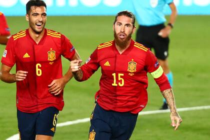 Sergio Ramos festeja uno de sus goles, seguido por Mikel Merino; España venció con comodidad a Ucrania: 4-0