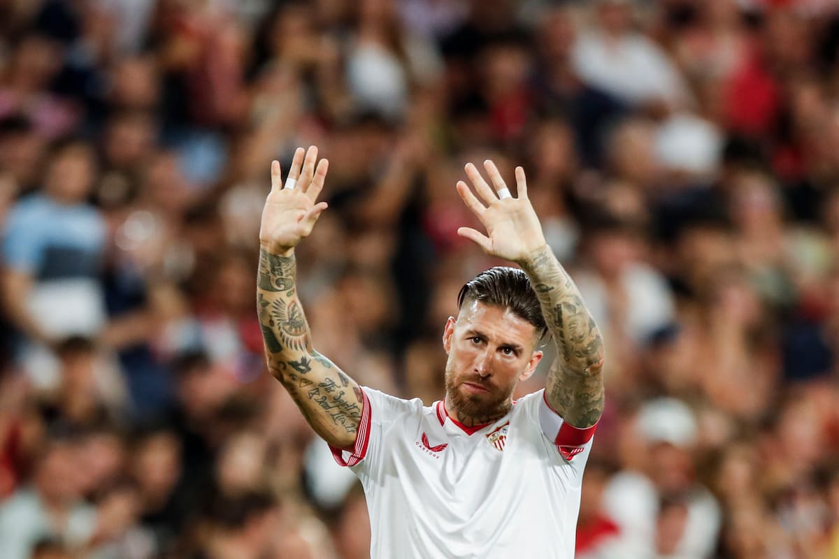 Sergio Ramos, saludando durante un partido entre Sevilla y Barcelona, en 2024: ahora tendrá otra función en el club andaluz, donde se formó