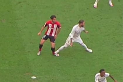 Sergio Ramos y un pisotón a Raúl García que no fue sancionado ni revisado por el VAR