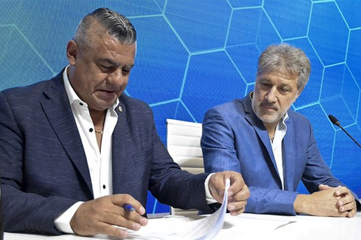 Sergio Raúl Marchi, secretario general de Futbolistas Argentinos Agremiados, junto a Claudio Tapia, Presidente de la AFA