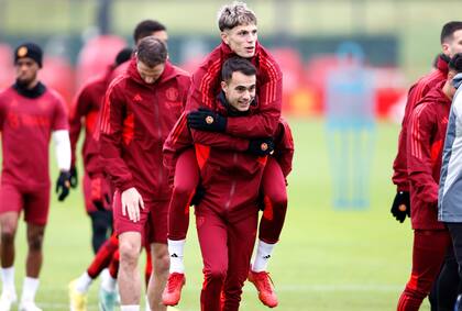 Sergio Reguilón carga a su compañero Alejandro Garnacho durante un entrenamiento del Manchester United, en diciembre de 2023