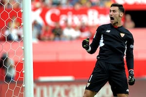 Sergio Rico fue la gran figura del conjunto local