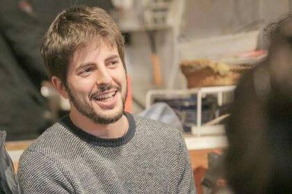 Sergio Romano, licenciado en Ciencias de la Computación de la UBA, busca que los sistemas de inteligencia artificial puedan tener una mayor capacidad de compresión con menos volúmenes de datos