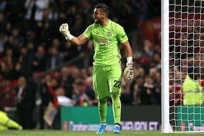 Sergio Romero celebra: fue clave en el triunfo de Manchester United, que pasó de rueda en la Copa de la Liga inglesa.