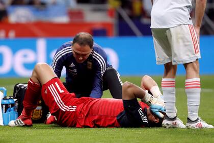 Sergio Romero, lesionado en el amistoso ante España