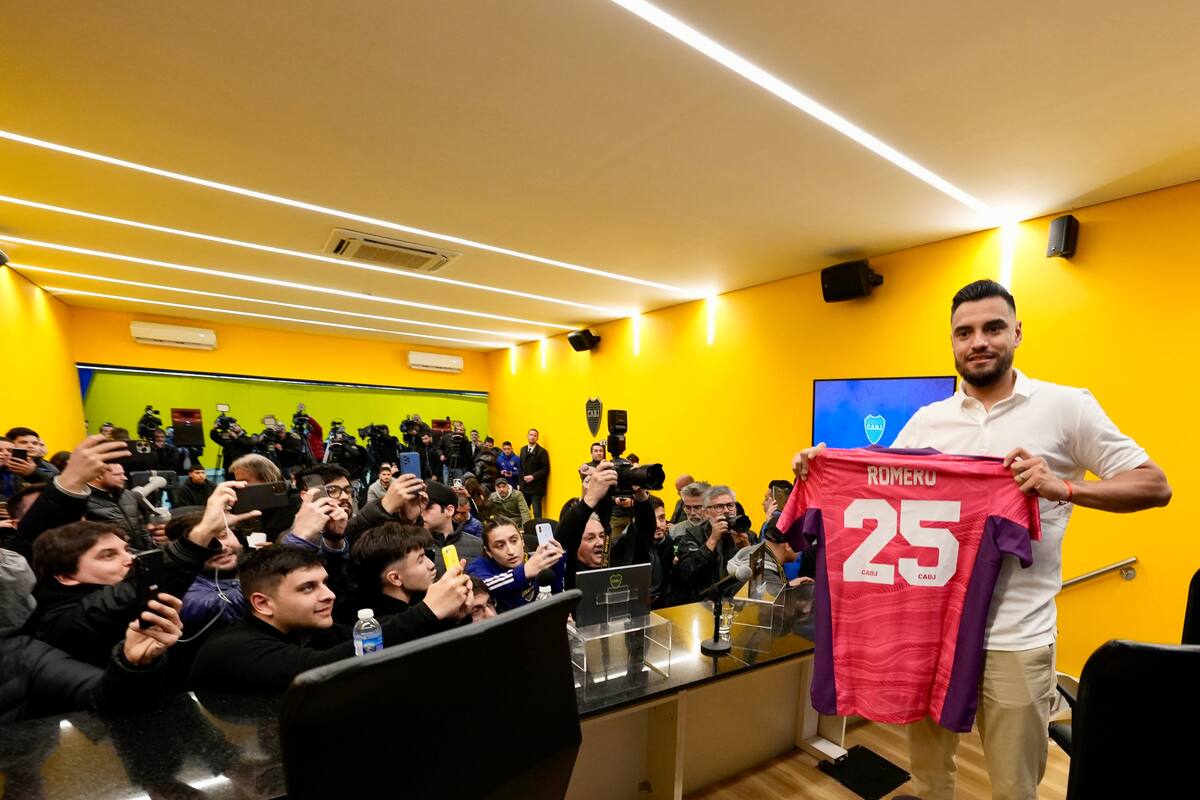 Sergio Romero posando con la camiseta N° 25, la que usará en Boca