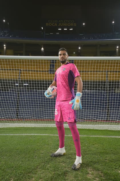 Sergio Romero posando tras la firma del contrato con Boca en uno de los arcos de la Bombonera
