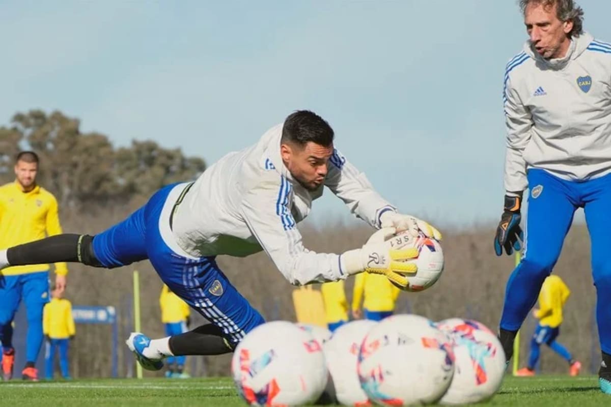 Sergio Romero se estira, ante la atenta mirada del profe Fernando Gayoso