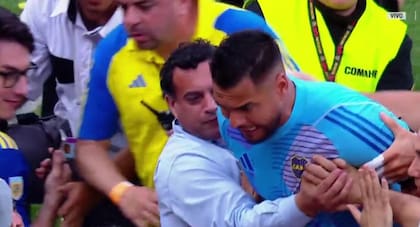 Sergio Romero se pelea con los hinchas de Boca luego de la derrota ante River, en la Bombonera, el 21 de septiembre de 2024