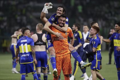 Sergio Romero y Edinson Cavani, los héroes de Boca en Brasil; el uruguayo convirtió el gol y el arquero atajó penales
