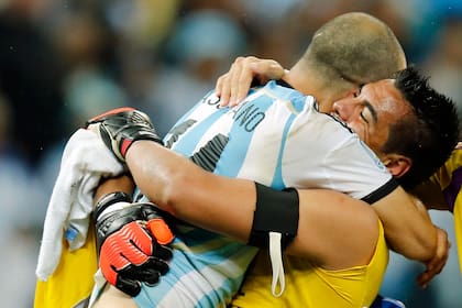 Sergio Romero y Javier Mascherano, tras los penales ante Países Bajos, el día en que Chiquito se convirtió en héroe
