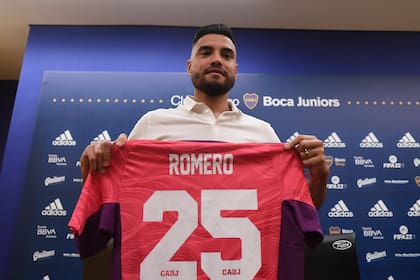 Sergio Romero y la camiseta 25 con la que fue presentado en la conferencia de prensa tras firmar su contrato con Boca Juniors