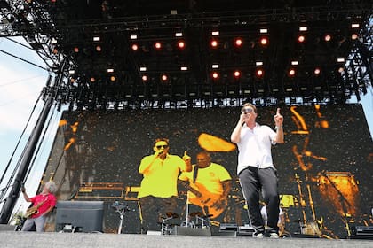 Sergio Rotman y Vicentico de Los Fabulosos Cadillacs se presentan en el Teatro al aire libre durante el Festival de Música y Artes de Coachella Valley 2023, el 16 de abril de 2023 en Indio, California (Foto de Arturo Holmes/Getty Images para Coachella)