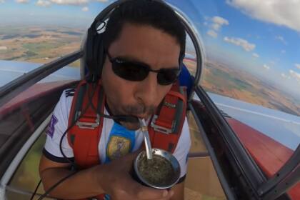 Sergio Sosa el intrépido acróbata aéreo que toma mate en su avioneta