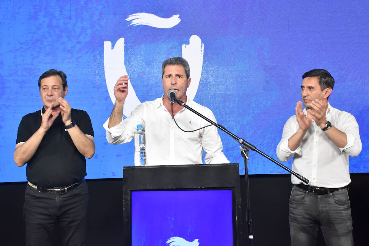 Sergio Uñac, frente al micrófono, secundado por su hermano Rubén (candidato a gobernador) y por Cristian Andino (candidato a vicegobernador)