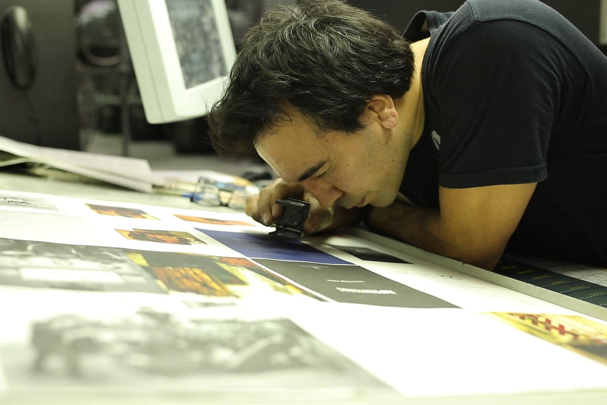 Sergio Vega revisa las páginas del libro basado en la obra de teatro Imprenteros, en una de las imágenes de la película que acaba de estrenarse