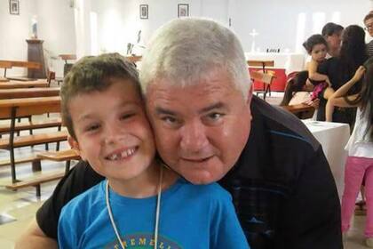 Sergio y su hijo Santiago, después de ganar las dos batallas.