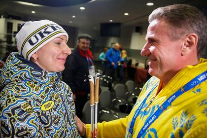 Serguei Bubka junto a una de las ganadoras del oro
