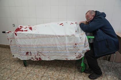 Serhii, padre del adolescente Iliya, llora junto al cuerpo de su hijo muerto tras haber sido alcanzado por la artillería rusa